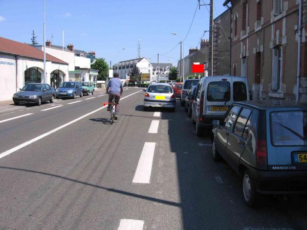 46-gambetta-stationnement-en-double-file-cycliste-en-danger2.