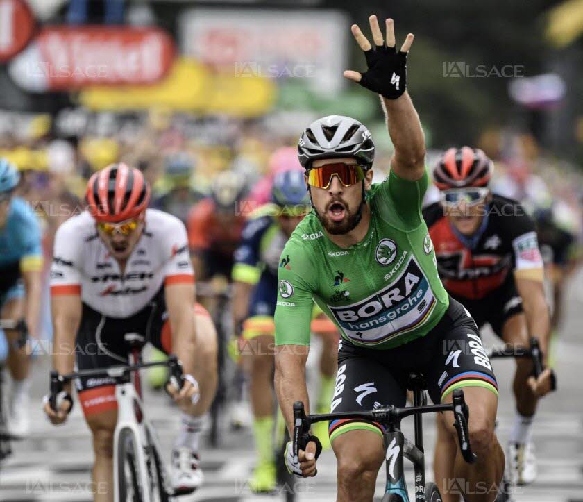 le-slovaque-peter-sagan-a-remporte-d-un-rien-sa-troisieme-victoire-d-etape-sur-ce-tour-de-france-2018-hier-a-valence-confortant-ainsi-un-peu-plus-son-maillot-vert-photo-afp-jeff-pachoud-